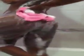 تنزيل سحاقتين مع بعض قذف من كس